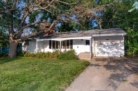 2838 Farrington St, Roseville, MN 55113