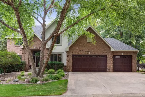 17 Forest Trl, Mahtomedi, MN 55115