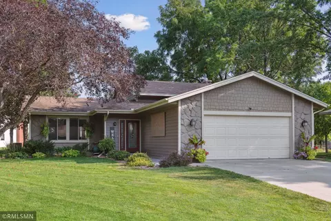 514 Del Rio Dr, Chanhassen, MN 55317