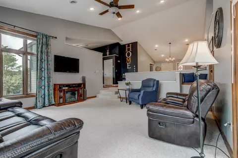 604 Prospect Cir, Marshall, MN 56258 photo 14