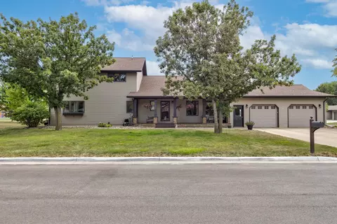 604 Prospect Cir, Marshall, MN 56258 photo 2