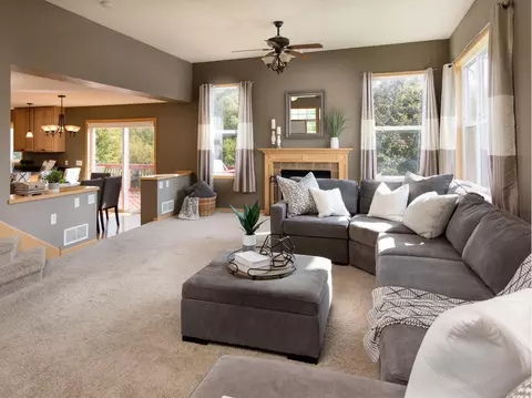 21362 Hytrail Cir, Lakeville, MN 55044