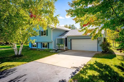 6365 258th St, Wyoming, MN 55092