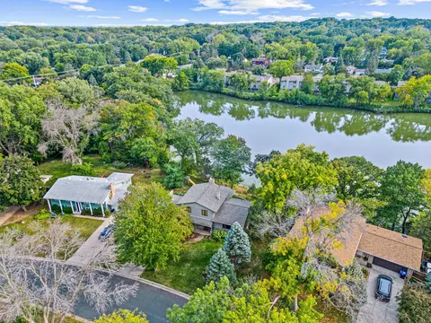 434 Woodhill Dr, Roseville, MN 55113