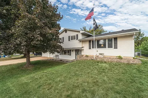2320 Explorer Ct, Burnsville, MN 55337