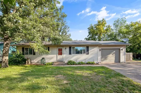 6620 Oakridge Ct, North Branch, MN 55056