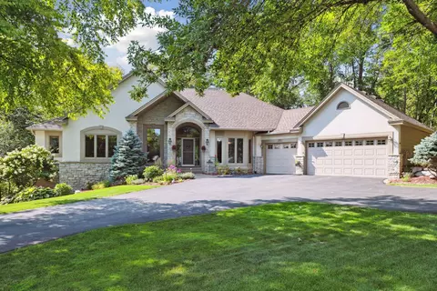 6530 Shadow Ln, Chanhassen, MN 55317