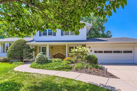 3011 Chatsworth St N, Roseville, MN 55113
