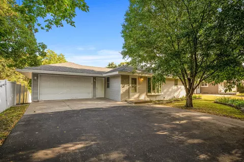 909 Woody Ln NW, Coon Rapids, MN 55448