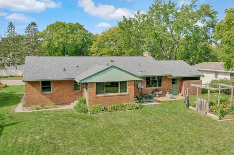 2448 Chatsworth St N, Roseville, MN 55113