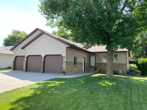 951 Briarwood Dr, Worthington, MN 56187