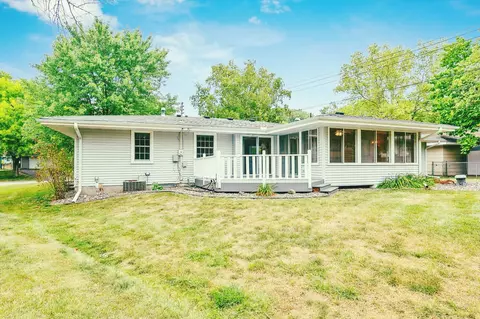 9042 Kell Cir, Bloomington, MN 55437 photo 3