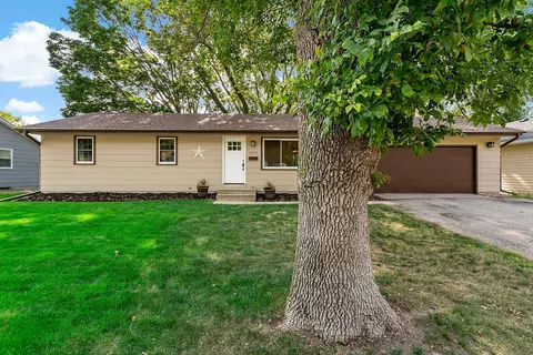 1215 Prairie St, Chaska, MN 55318