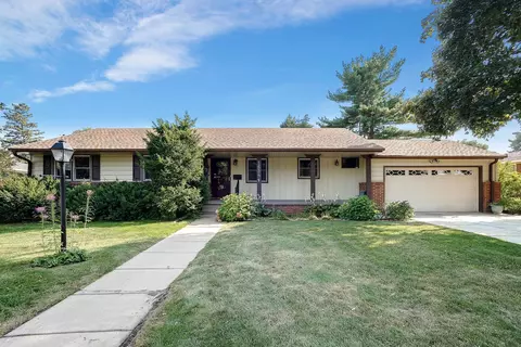 1654 Maple Knoll Dr, Falcon Heights, MN 55113