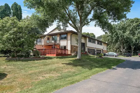 6590 Upper 35th St N, Oakdale, MN 55128
