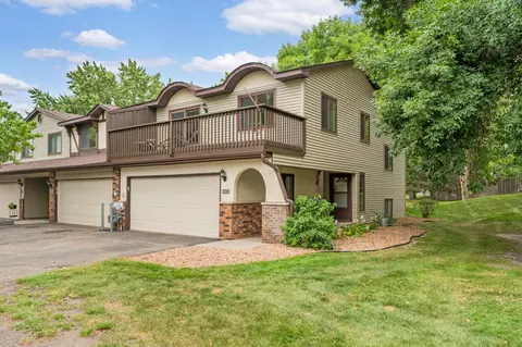 8673 Maplebrook Pkwy N, Brooklyn Park, MN 55445
