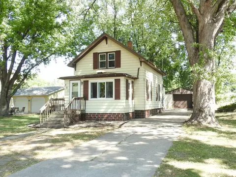531 1st St S, Winsted, MN 55395