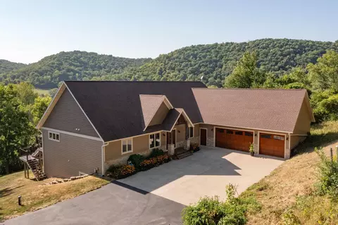 24040 Pfeiffer Hill Rd, Winona, MN 55987