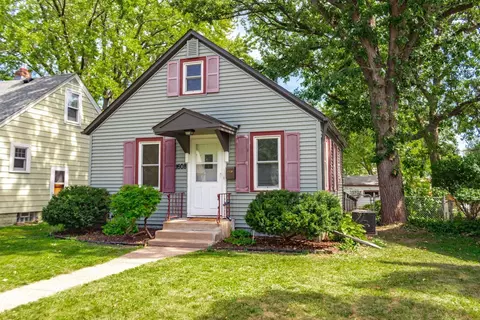 1608 St Albans St N, Saint Paul, MN 55117