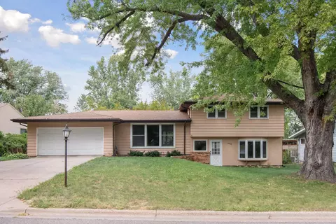 2040 Inca Ln, New Brighton, MN 55112