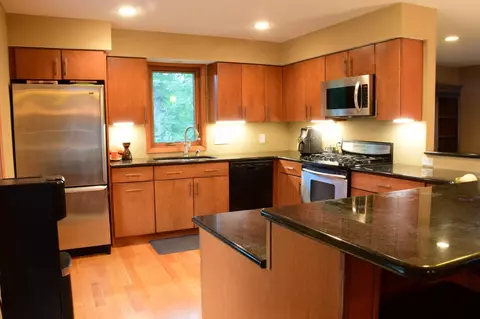 2805 W Medicine Lake Dr, Plymouth, MN 55441