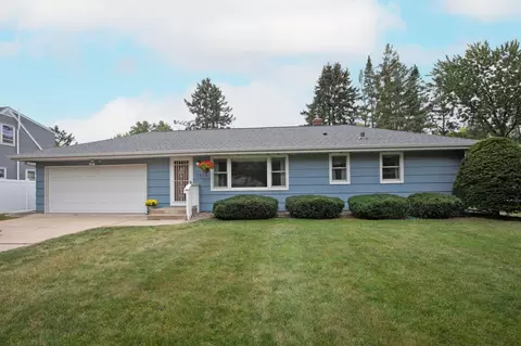 1424 Eldridge Ave W, Roseville, MN 55113
