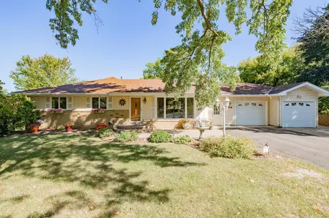 416 Unique Dr, Burnsville, MN 55337
