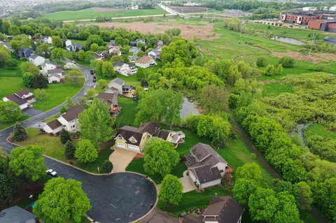 8634 Valley View Ct, Chanhassen, MN 55317