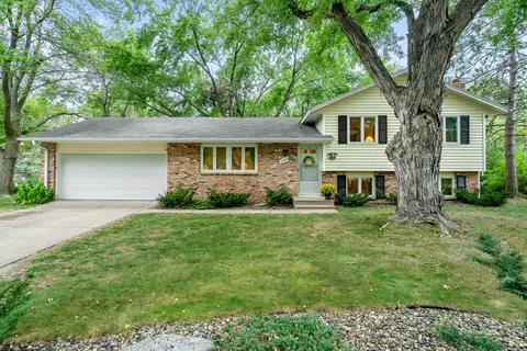2430 Oakridge Ct, Stillwater, MN 55082