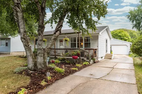 140 37th Ave NW, Rochester, MN 55901