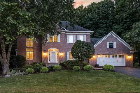 2063 Stone Creek Dr, Chanhassen, MN 55317
