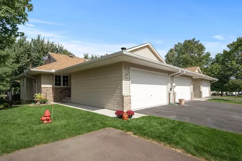 812 White Oak Ct, New Brighton, MN 55112