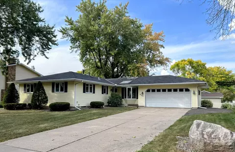 6100 Oakwood Rd, Woodbury, MN 55125