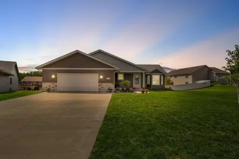 104 Oak Ct, Eagle Lake, MN 56024