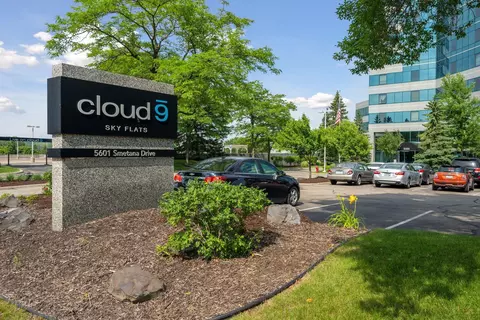 5601 Smetana Dr #1017, Minnetonka, MN 55343