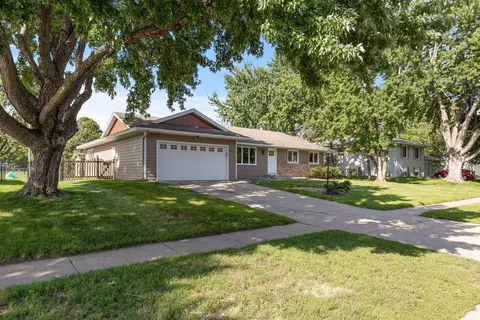 921 Whitney Dr, Apple Valley, MN 55124
