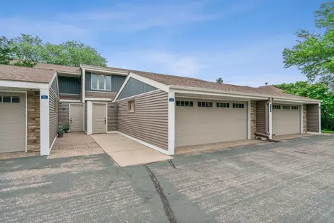 540 Woodhill Dr #75, Roseville, MN 55113