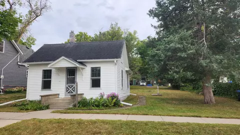 215 Park St W, Cannon Falls, MN 55009