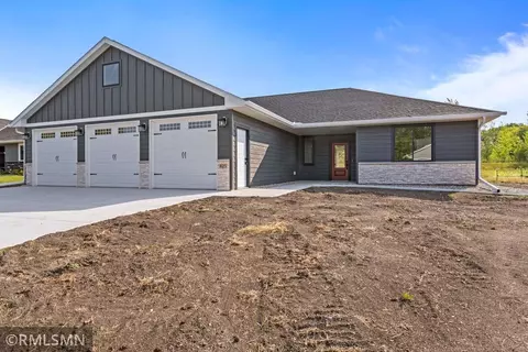 825 Willow Dr, Hutchinson, MN 55350