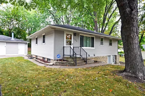 565 Grange Ave N, Oakdale, MN 55128