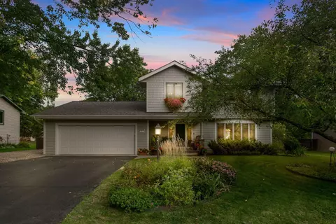 3975 Woodview Dr, Vadnais Heights, MN 55127
