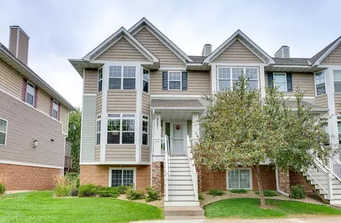 2801 Arona St, Roseville, MN 55113