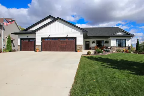 1353 Southfork Dr SE, Hutchinson, MN 55350