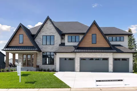 8 Sherwood Trl, North Oaks, MN 55127