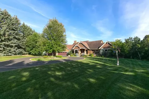 8955 Sunset Trl, Chanhassen, MN 55317