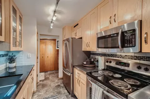 2220 Midland Grove Rd #207, Roseville, MN 55113
