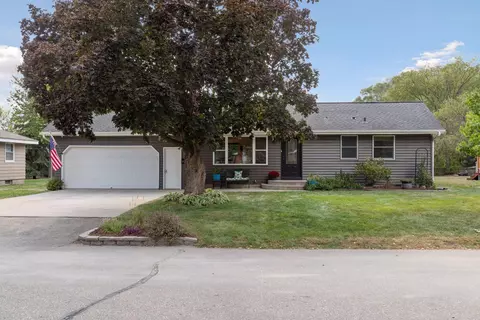 1215 Vincent Pl, Chaska, MN 55318