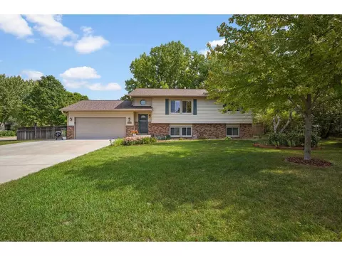6951 Redwing Ln, Chanhassen, MN 55317