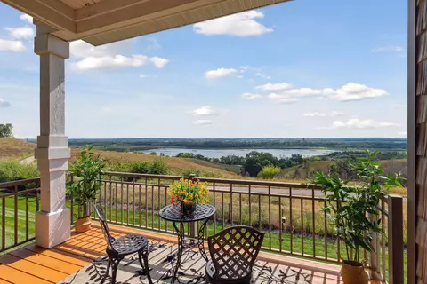 10052 Indigo Dr, Eden Prairie, MN 55347