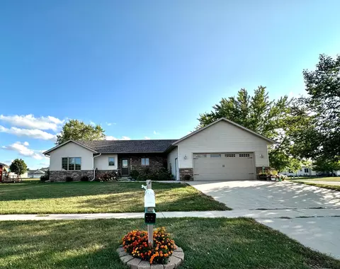 1217 6th St NW, Dodge Center, MN 55927